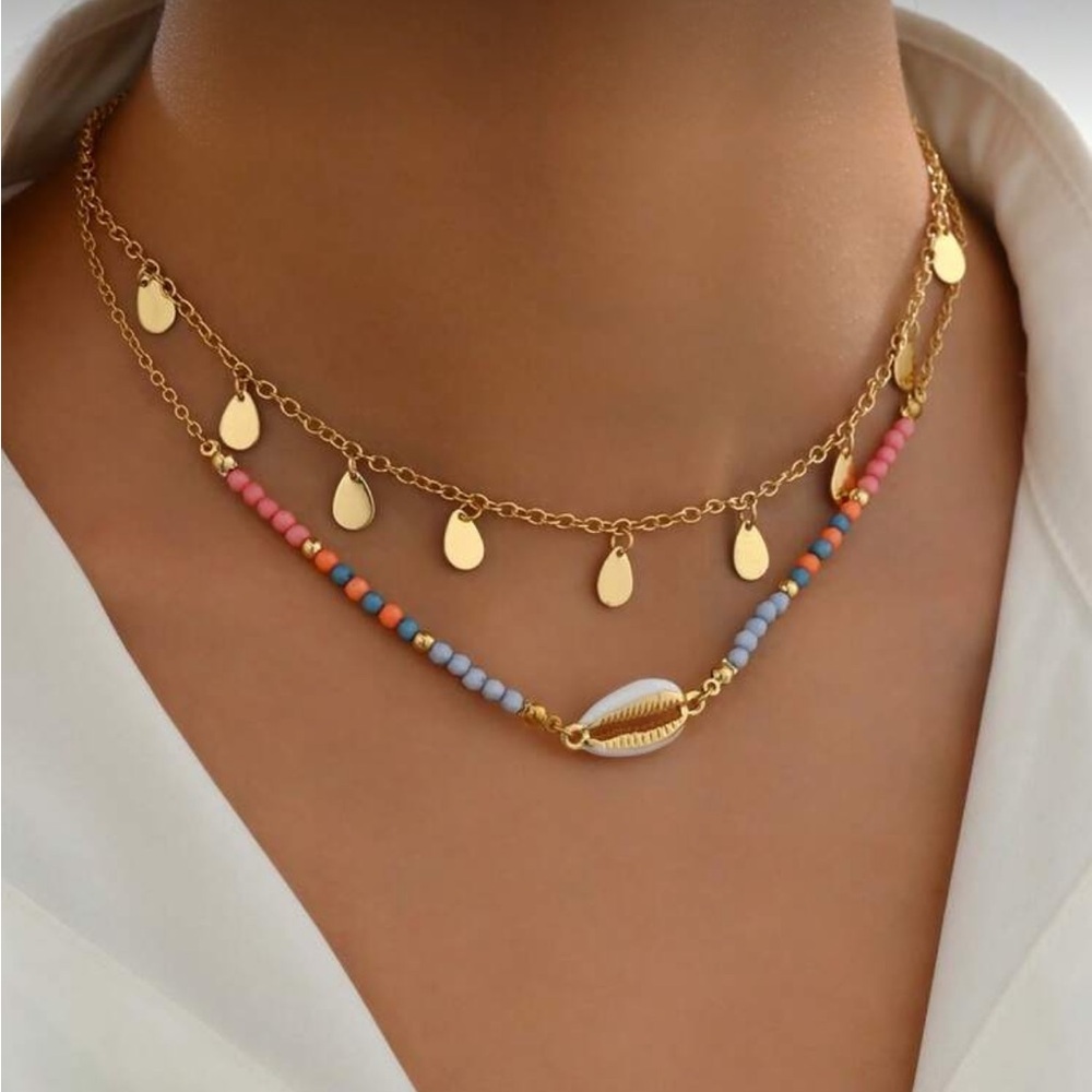 Gold-Tone Shell Pendant Necklace M701